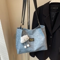 Hellblaue Canvas-Tragetasche mit schwarzem Schultergurt und süßem Plüsch-Anhänger - Mit Anhänger / Blau