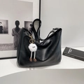 Borsa hobo minimalista in pelle nera con un accessorio ciondolo bambola di peluche - Con Ciondolo / Nero