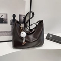 Grande borsa tote marrone scuro minimalista con tracolla e ciondolo in peluche - Con Ciondolo / Marrone