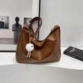 Borsa tote marrone in ecopelle con tracolla larga e ciondolo a pallina di peluche - Con Ciondolo / Marrone