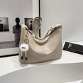 Grande borsa a tracolla beige a mezzaluna con ciondolo di peluche per stile estivo - Con Ciondolo / Bianco