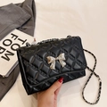 Sac bandoulière matelassé noir avec nœud argenté et bandoulière en cuir tressé - Noir