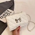 Sac bandoulière blanc matelassé avec boucle nœud argenté pour un style chic - Blanc