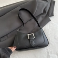 Bolso de hombro negro minimalista en cuero liso con hebilla cuadrada plateada - Negro