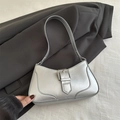 Bolso de hombro plateado estilo media luna con hebilla cuadrada vintage y acabado mate - Plateado