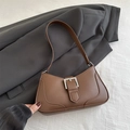 Bolso baguette vintage de piel sintética marrón con hebilla plateada sobre blazer gris - Marrón