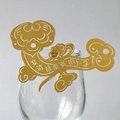 Detail der goldenen Glaskarte mit traditionellem Wolkenmuster und chinesischem Textdekor - 10*6CM / Gold