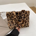 Leopardenmuster Plüsch-Tragetasche aus Kunstpelz mit Doppelgriffen für den Herbst - Leopardenmuster