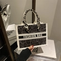 Elegante borsa tote leopardata con manico in foulard di seta e profili bianchi - Nero