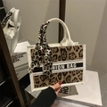 Grande borsa tote leopardata con manico superiore e dettaglio foulard decorativo - Cachi
