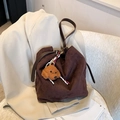 Vintage Umhängetasche in Kaffeebraun aus Wildleder mit süßem Hund-Anhänger - Mit Anhänger / Braun
