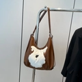 Sac fourre-tout en cuir marron avec une décoration d'animal en peluche blanche et bandoulière - Marron
