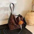 Schicke Einkaufstasche mit Leopardenmuster, schwarzen Lederriemen und Hundeanhänger - Mit Anhänger / Leopard Schwarz