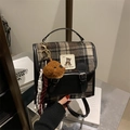 Brauner Retro-Rucksack mit Karomuster, Plüschbär-Anhänger und Leder-Schnallendetail - Mit Anhänger / Schwarz