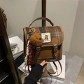 Brauner Mini-Rucksack mit Karomuster, Bären-Anhänger und Vintage-College-Stil - Mit Anhänger / Braun