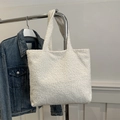 Borsa tote in shearling sintetico beige, morbida consistenza pelosa per l'inverno - Bianco