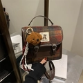 Retro Damenrucksack mit braunem Karomuster, Plüschbär-Anhänger und Lederriemen-Details - Mit Anhänger / Braun