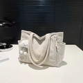 Bolso tote minimalista de pana beige con bolsillos laterales y un lindo amuleto de nube - Con Colgante / Blanco