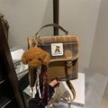 Schicker brauner Karo-Mini-Rucksack mit Bärenstickerei und Plüsch-Hundeanhänger - Mit Anhänger / Khaki