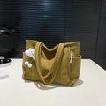 Bolso tote grande de pana amarillo mostaza con diseño plisado y colgante de nube blanca - Con Colgante / Amarillo