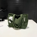 Bolso tote de pana verde oscuro con colgante de felpa y rayas texturizadas para diario - Con Colgante / Verde