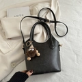 Elegante bolso tipo cubo de cuero negro con asas y un tierno colgante de peluche marrón - Con Colgante / Negro