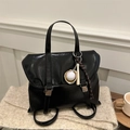Glänzender schwarzer Rucksack mit silberner Metallschnalle und Baseball-Anhänger - Mit Anhänger / Schwarz