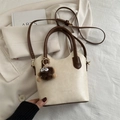 Elegante bolso tipo cubo blanco crema con asas marrones y colgante de peluche - Con Colgante / Blanco Roto