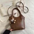 Bolso de moda en cuero marrón con correa ajustable y un bonito colgante de peluche - Con Colgante / Marrón