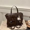 Vintage dunkelbrauner Kunstleder-Rucksack mit Retro-Charme und Baseball-Anhänger - Mit Anhänger / Braun