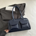 Borsa a spalla blu scuro effetto coccodrillo con doppie tasche anteriori e zip - Blu