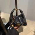 Bolso hobo negro de moda con amuleto de campana dorada y placa de logo metálica triangular - Con Colgante / Negro