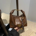 Bolso tote de cuero marrón vintage brillante con logotipo triangular dorado chic - Con Colgante / Marrón