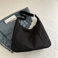 Bolso hobo negro minimalista con correa ajustable y textura suave y resistente al agua - Negro