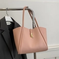 Sac fourre-tout rose minimaliste avec boucle en métal doré et doubles bretelles d'épaule - Rose