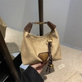 Bolso tote de lona beige con ribete de cuero marrón y placa metálica con logo - Con Colgante / Caqui