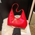 Primer plano del bolso media luna en cuero rojo brillante con logotipo grabado y costura - Rojo