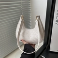 Bolso de media luna blanco con textura trenzada y herrajes dorados en la mano - Blanco