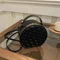 Modische schwarze runde Stepptasche mit goldenen Beschlägen für Damen - Schwarz