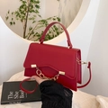 Borsa a mano a trapezio rosso intenso con catena dorata e manico in ecopelle di qualità - Rosso