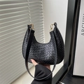 Bolso de hombro negro trenzado en forma de media luna con detalles dorados de moda - Negro