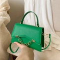 Sac boîte vert vif à la mode avec chaîne dorée épaisse et finition en cuir PU lisse - Vert