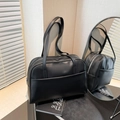 Bolso Boston minimalista de cuero sintético negro con correas largas para el hombro - Negro
