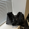 Borsa a mano nera alla moda con stampa marmorizzata, manico a pieghe e zip - Nero
