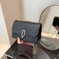 Elegante bolso bandolera de cuero trenzado negro con cadena dorada y cierre metálico - Negro