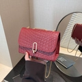 Elegante bolso bandolera granate con estampado de cocodrilo y cadena dorada - Rojo