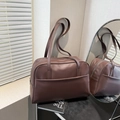 Bolso Boston minimalista en cuero marrón con asas largas y un acabado mate fino - Marrón