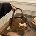 Bolso cubo de cuero granulado marrón oscuro con un lindo colgante de peluche de monstruo - Con Colgante / Marrón