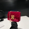 Bolso bandolera de terciopelo rojo acolchado con cadena dorada y cierre de metal - Rojo