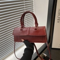 Borsa a mano vintage rosso scuro in ecopelle con texture lucida e design rettangolare - Rosso